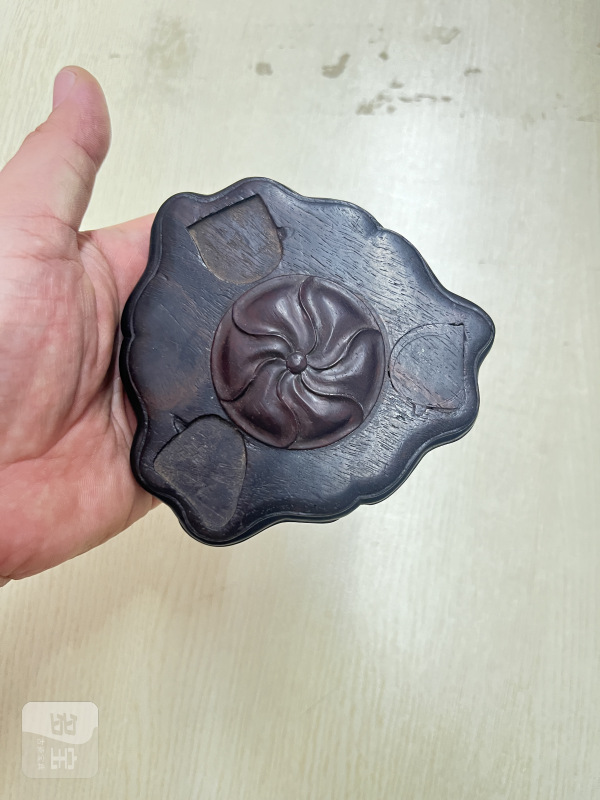 紫檀卷草纹花形器座 - 图2
